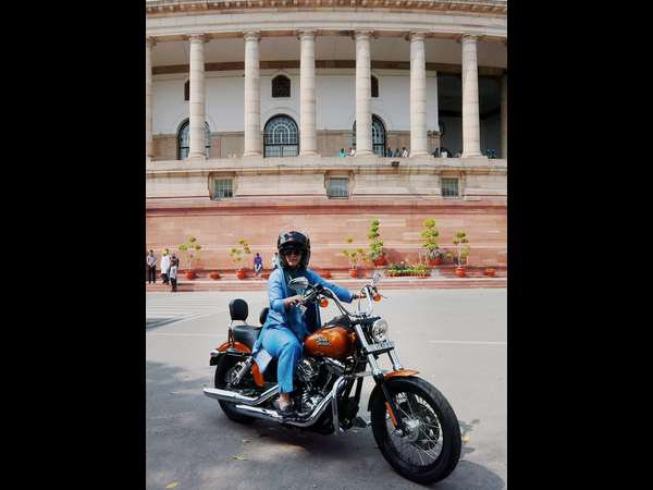 ಬೈಕ್ ನಲ್ಲಿ ಸಂಸತ್ ಗೆ ಬಂದ ಮಹಿಳೆ ಬೈಕ್ ನಲ್ಲಿ ಸಂಸತ್ ಗೆ ಬಂದ ಮಹಿಳೆ