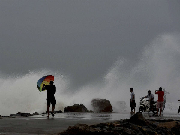 Cyclone Vardah of 100 kmph takes aim, Chennai on crosshairs Cyclone Vardah of 100 kmph takes aim, Chennai on crosshairs