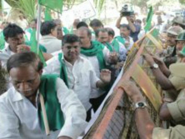 Sugarcane Farmers protest in front of the minister hc Mahadeva Prasad home