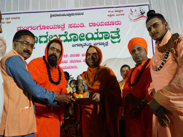 We should stop believe in Khaki and Khadhi, Raghaveshwara Seer