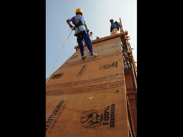 ಹಗ್ಗದ ಸಹಾಯ ಮೇಲೆರುವುದೇ ಸಾಹಸ 