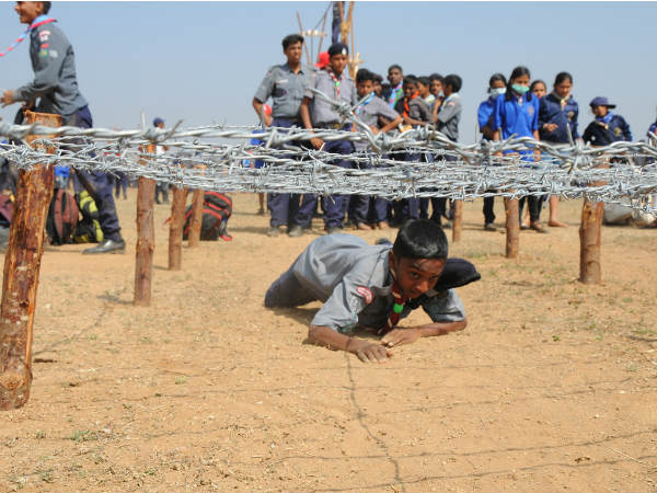 ಬೇಲಿ ತಾಗದಂತೆ ತೆವಳುತ್ತಾ ಸೈನಿಕನ ಸಾಹಸ 