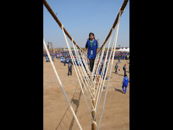 ಒಂದೇ ಹಗ್ಗದ ಮೇಲೆ ನಡೆಯುವ ಪರಿ 