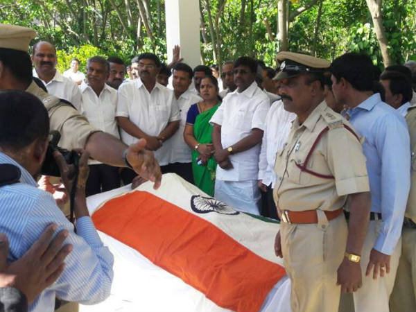 ಹಾಲಹಳ್ಳಿಯಲ್ಲಿ ಜನನ, ಕುಟುಂಬ ಹಿನ್ನಲೆ ಹಾಲಹಳ್ಳಿಯಲ್ಲಿ ಜನನ, ಕುಟುಂಬ ಹಿನ್ನಲೆ