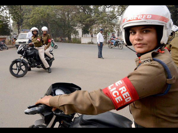 ಕೆಂಪು ಬೈಕ್ ನಲ್ಲಿ ಮಹಿಳಾ ಪೊಲೀಸರ ಕಾವಲು 