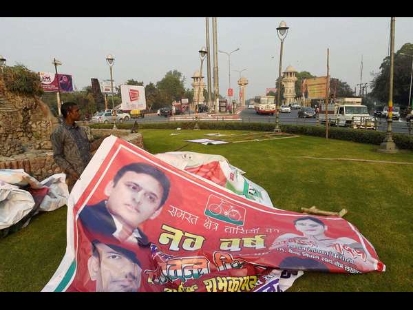 ನೆಲ ತಲುಪಿದ ಅಖಿಲೇಶ್ ಹೋರ್ಡಿಂಗ್, ಚುನಾವಣೇಲಿ ಹೇಗೋ ಏನೋ?