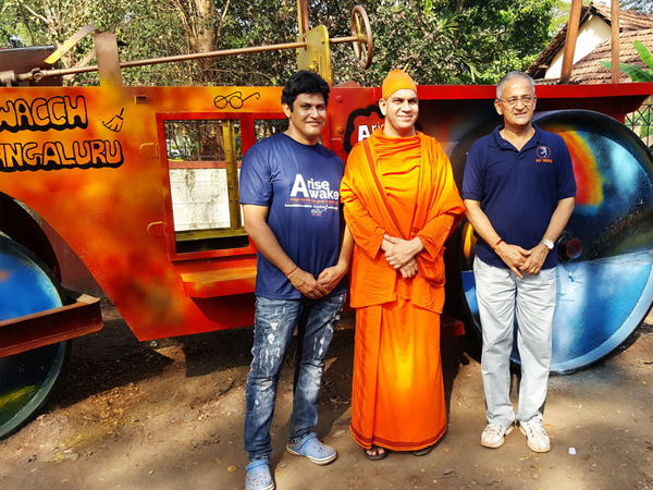 ರೋಡ್ ರೋಲರ್ನ ಸುತ್ತ ಗಾರ್ಡನ್ ರೋಡ್ ರೋಲರ್ನ ಸುತ್ತ ಗಾರ್ಡನ್