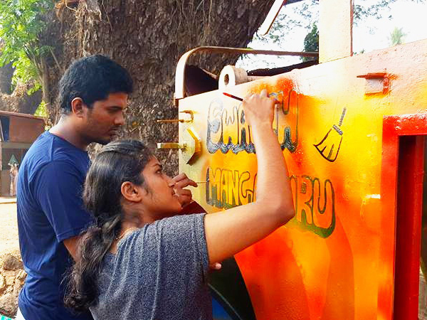 ಸೆಲ್ಫಿ ತೆಗೆದುಕೊಳ್ಳುತ್ತಿರುವ ಸಾರ್ವಜನಿಕರು ಸೆಲ್ಫಿ ತೆಗೆದುಕೊಳ್ಳುತ್ತಿರುವ ಸಾರ್ವಜನಿಕರು