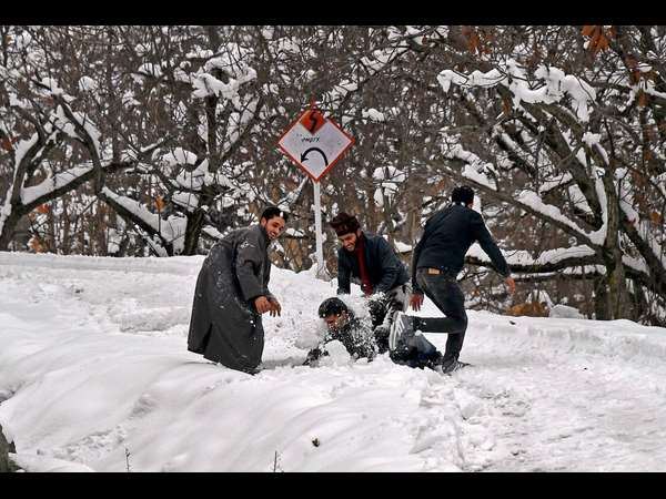 ಹಿಮಪಾತದ ಮಧ್ಯೆ ಆಟ ಹಿಮಪಾತದ ಮಧ್ಯೆ ಆಟ