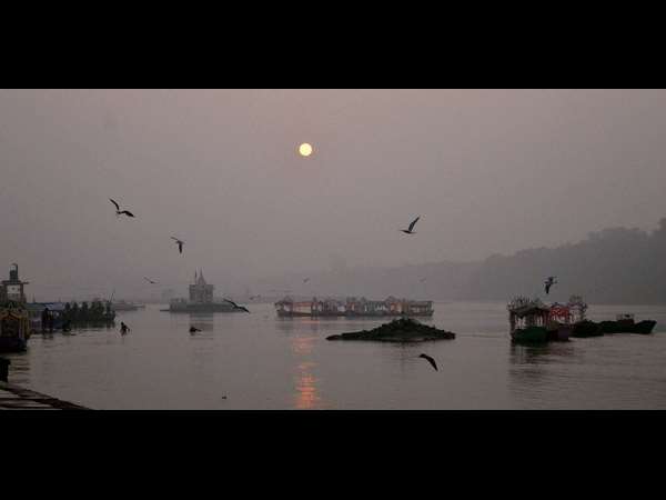 ನರ್ಮದಾ ನದಿಯಲ್ಲಿ ಸೂರ್ಯೋದಯ ನರ್ಮದಾ ನದಿಯಲ್ಲಿ ಸೂರ್ಯೋದಯ