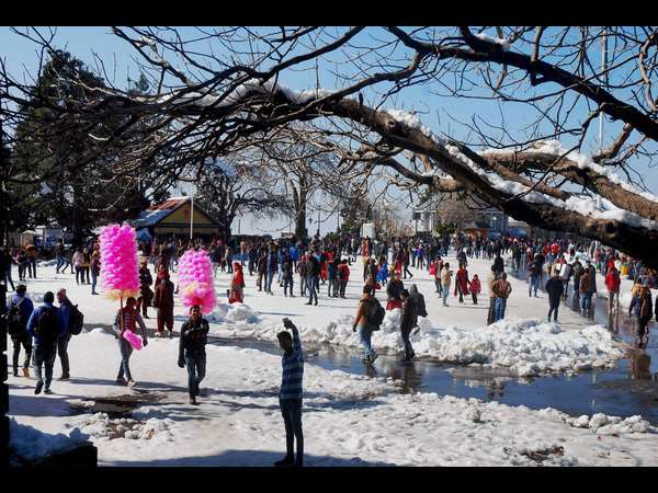 ಚಳಿಯನ್ನು ಲೆಕ್ಕಿಸದ ಪ್ರವಾಸಿಗರು