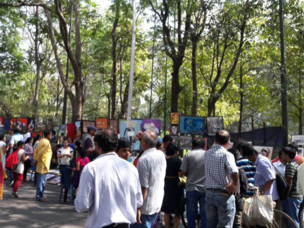 ಕ್ಷಣದಲ್ಲೇ ಭಾವಚಿತ್ರಗಳನ್ನು ಬಿಡಿಸಿಕೊಡುವ ಕಲಾವಿದ