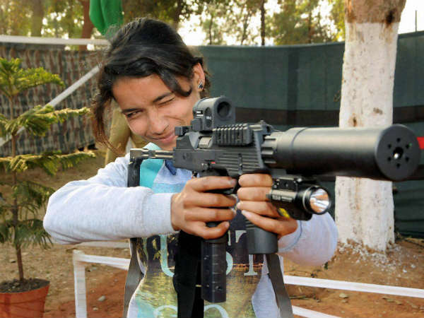 ಆಧುನಿಕ ಶಸ್ತ್ರಾಸ್ತ್ರದ ಜೊತೆಗೆ ಯುವತಿ