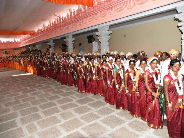 ವಧು -ವರರಿಗೆ ಸಮವಸ್ತ್ರದ ಉಡುಗೆ