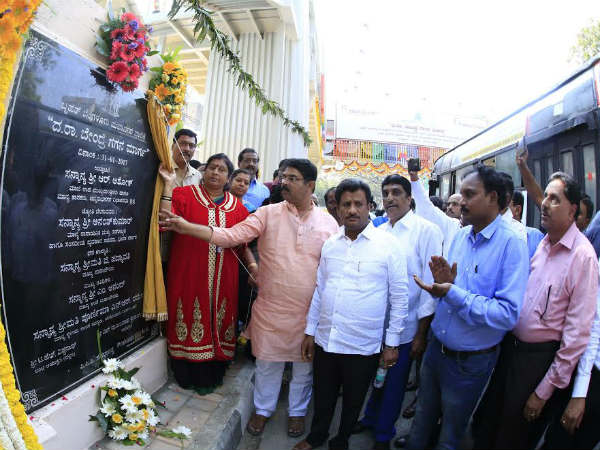ಮೂರು ರಸ್ತೆ ಸಂಪರ್ಕಿಸುವ ಮೊದಲ ಸ್ಕೈವಾಕ್ 