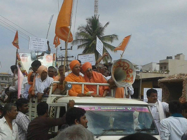 Protest against the insult to Basavanna statue in Chamarajanagar