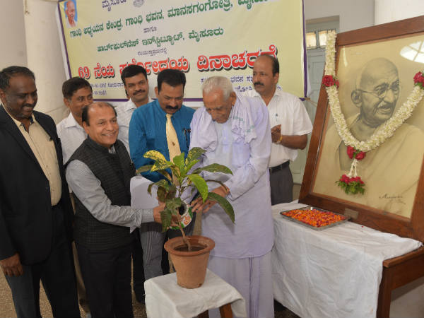 Anna Bagya: people to become beggars says Senior freedom fighter HS Doreswamy Anna Bagya: people to become beggars says Senior freedom fighter HS Doreswamy