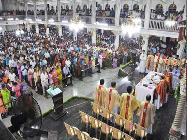 Large number of Devotees Throng St Lawrence Basilica 