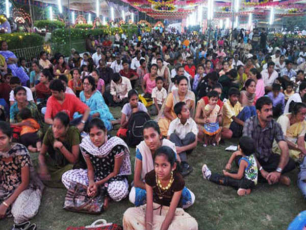 Large number of Devotees Throng St Lawrence Basilica 