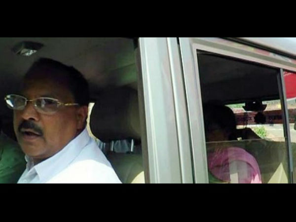 Mangaluru Taluk Panchayat President and jounalists who rescued the lady wailing on the roadside 
