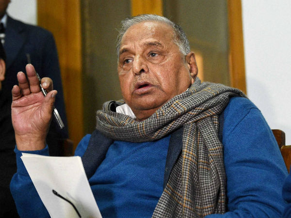 Mulayam-Akhilesh take fight over 'cycle' to EC Mulayam-Akhilesh take fight over 'cycle' to EC