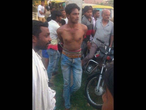 Urges harassed women in maddur, people hits and gave the police Urges harassed women in maddur, people hits and gave the police