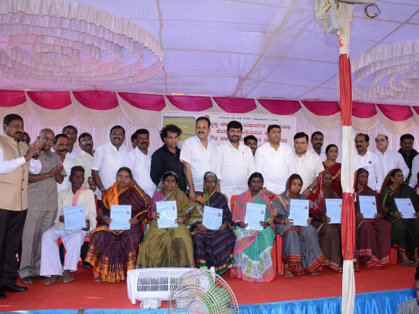 free Houses Distributed to hubblli-dharwad pourakarmikas free Houses Distributed to hubblli-dharwad pourakarmikas