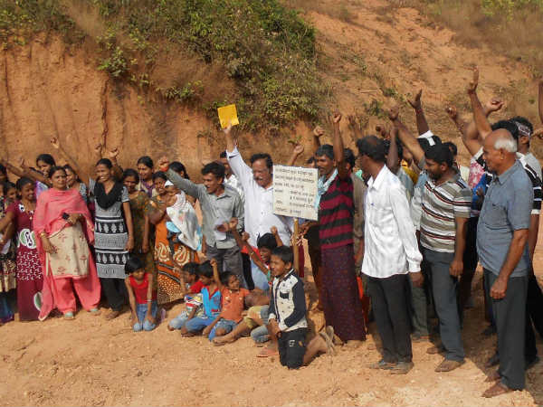 Mangauru Kutetur Residents protest against close of public road by a builder