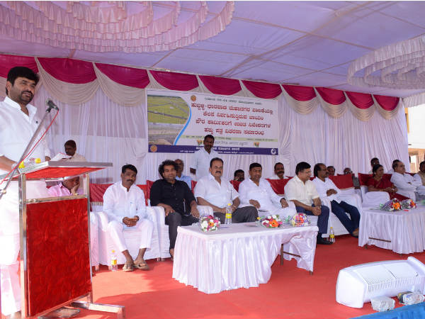 free Houses Distributed to hubblli-dharwad pourakarmikas free Houses Distributed to hubblli-dharwad pourakarmikas