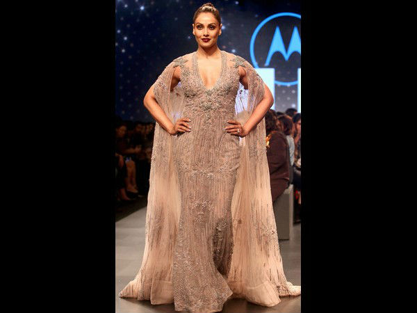 ರಾಂಪ್ ಮೇಲೆ ವಯ್ಯಾರದ ಹೆಜ್ಜೆ 