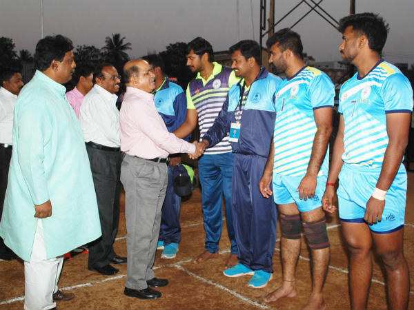 ರಂಗೇರಿದ ನೆಹರೂ ಕ್ರೀಡಾಂಗಣ ರಂಗೇರಿದ ನೆಹರೂ ಕ್ರೀಡಾಂಗಣ