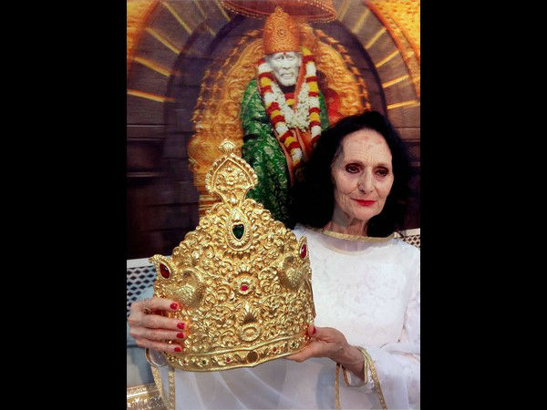 ಇಟಲಿಯ ಮಹಿಳೆಯಿಂದ ಬಾಬಗೆ ಚಿನ್ನದ ಕಿರೀಟ