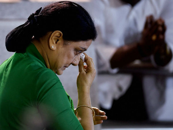 ಅಮ್ಮನೆದುರು 'ಚಿನ್ನಮ್ಮ'ನ ಕಣ್ಣೀರು