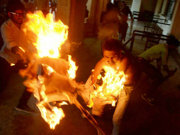 ಬೆಂಕಿ ಹಚ್ಚಿಕೊಂಡ ವಿದ್ಯಾರ್ಥಿ