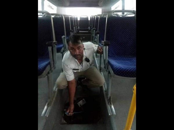 Traffic police repairs bus in the middle road got people’s appreciation