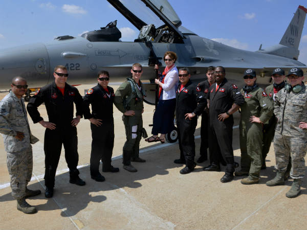 ಯುದ್ಧ ವಿಮಾನದ ಮುಂದೆ ಫೋಟೋ ಶೂಟ್ 