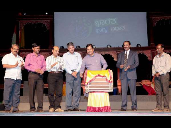 ನಗಾರಿ ಭಾರಿಸುವ ಮೂಲಕ ಚಾಲನೆ 