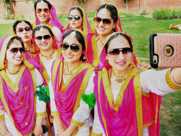 ಕಾಲೇಜು ಹುಡುಗಿಯರ ಸೆಲ್ಫಿ