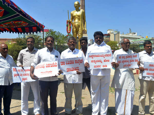 Senior Kannada activist Vatal Nagaraj protests in Mysore Railway Station,