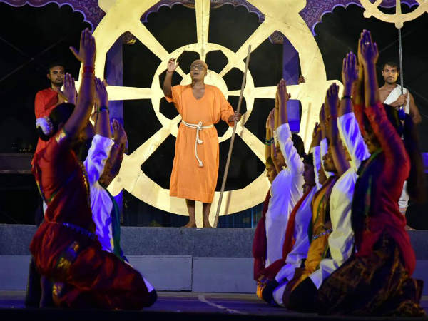ವೇದಿಕೆಯಲ್ಲಿ ಶಾಂತಿಮಂತ್ರ 