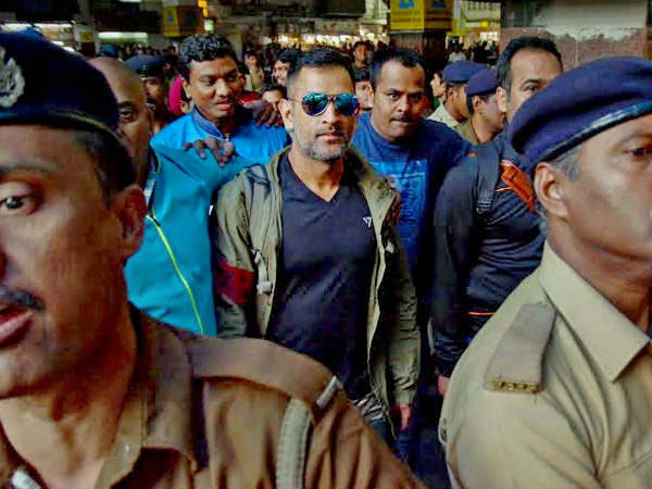 ತಂಡದೊಂದಿಗೆ ನಾಯಕನ ಪಯಣ ತಂಡದೊಂದಿಗೆ ನಾಯಕನ ಪಯಣ