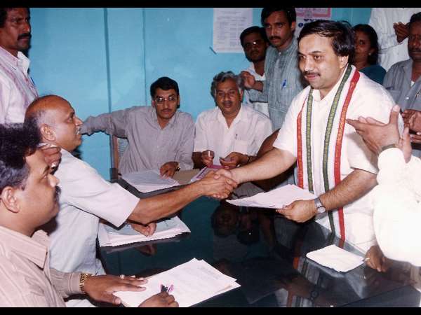 ಅವನೂ ಕಳ್ಳ, ಇವನೂ ಕಳ್ಳ