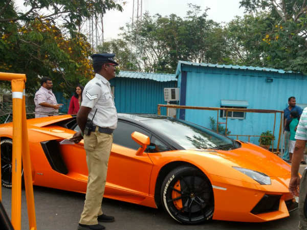 ರಸ್ತೆಯಲ್ಲೇ ಕಾರ್ ರೇಸ್ ರಸ್ತೆಯಲ್ಲೇ ಕಾರ್ ರೇಸ್