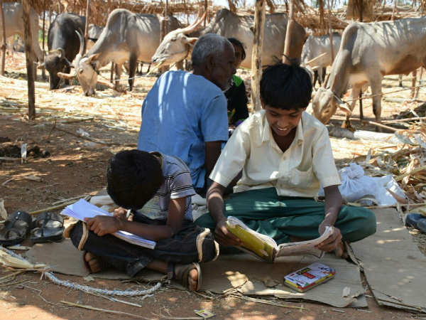 ಸಿದ್ದರ ಬೆಟ್ಟದವರು ಊಟದ ವ್ಯವಸ್ಥೆ ಮಾಡ್ತಿದಾರೆ ಸಿದ್ದರ ಬೆಟ್ಟದವರು ಊಟದ ವ್ಯವಸ್ಥೆ ಮಾಡ್ತಿದಾರೆ