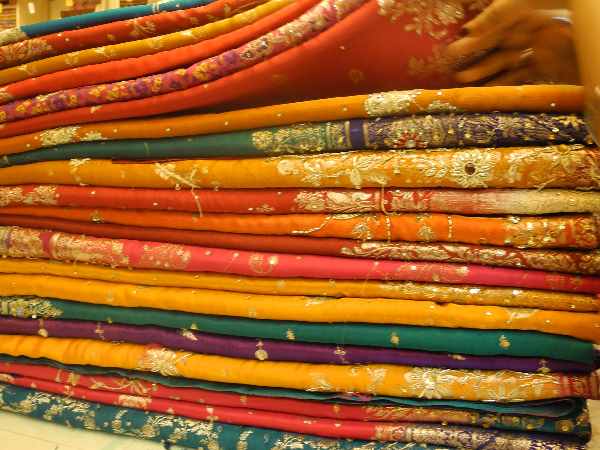 Chaos prevails at Varanasi shop that offered 'a saree for Re 1' Chaos prevails at Varanasi shop that offered 'a saree for Re 1'