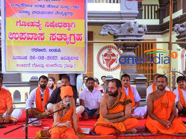 Govt should amend the Constitution to Protect Cows said Pejawar Swamiji at “Go Satyagraha”