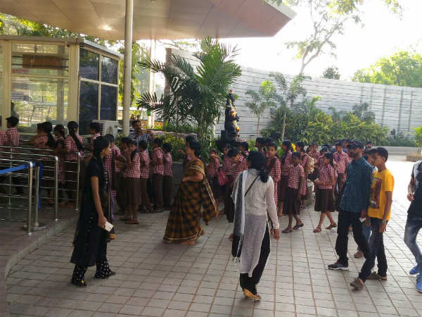 Travelers freed from the mysuru zoo's entrance, over the flocks of tourists 