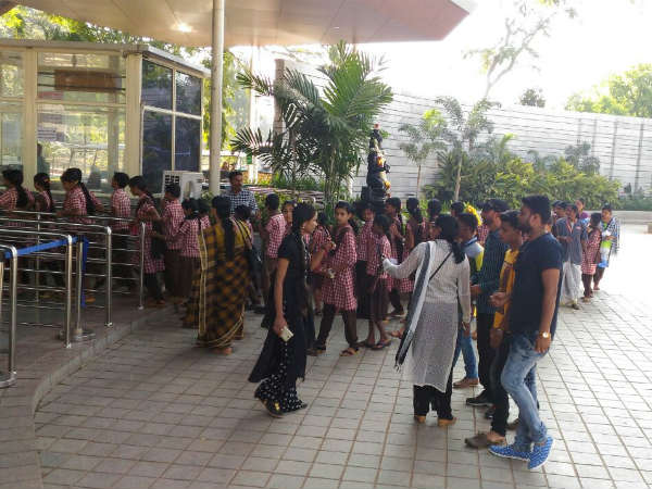Travelers freed from the mysuru zoo's entrance, over the flocks of tourists 