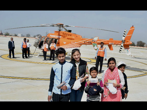 ಟಿಕೆಟ್ ಹಿಡಿದು ನಿಂತ ಪ್ರಯಾಣಿಕರು