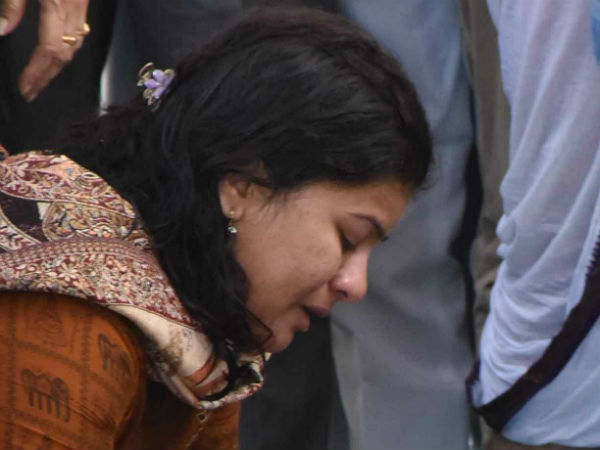 ಗಂಡನ ದೇಹದೊಂದಿಗೆ ಬಂದ ಸುನೈನಾ ಗಂಡನ ದೇಹದೊಂದಿಗೆ ಬಂದ ಸುನೈನಾ